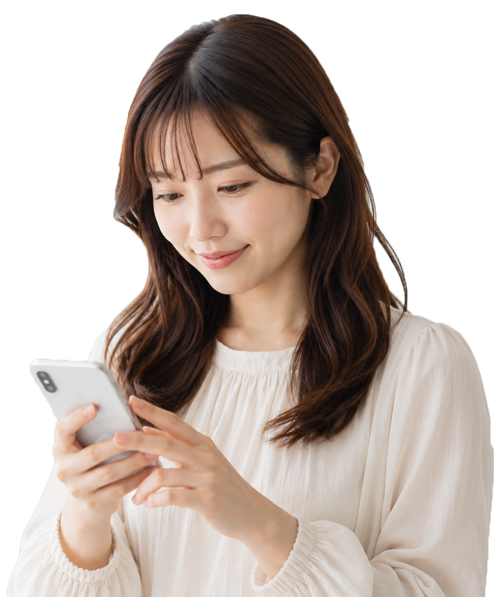 スマートフォンを操作する女性スタッフ